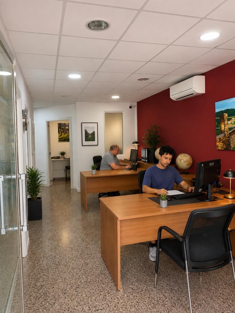 Equipo de Garcia Administració Finques trabajando en la oficina